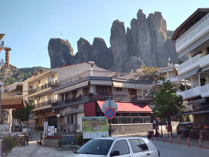 カランバカの街から見えるメテオラの奇石