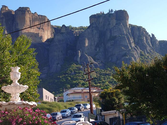 カランバカの街からも、岩山の上に修道院が見える