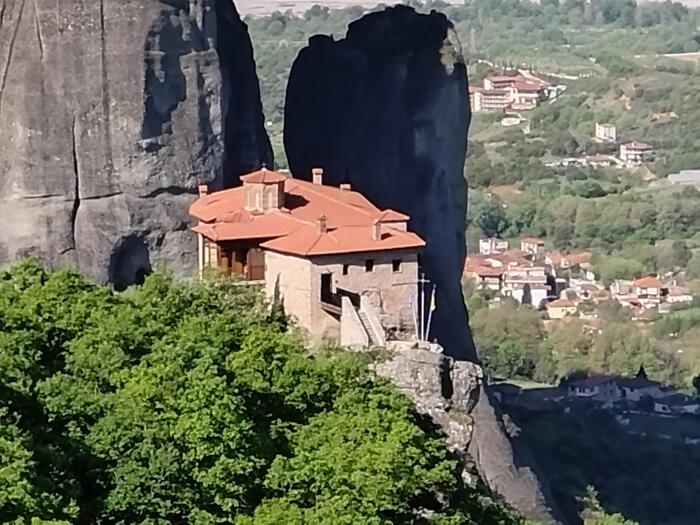 こじんまりして落ち着けるルサヌ修道院には修道女が静かに暮らしている
