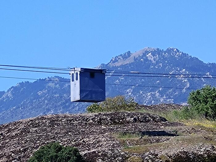 今でもこんな旧式のリフトで物資や人を運んでいる