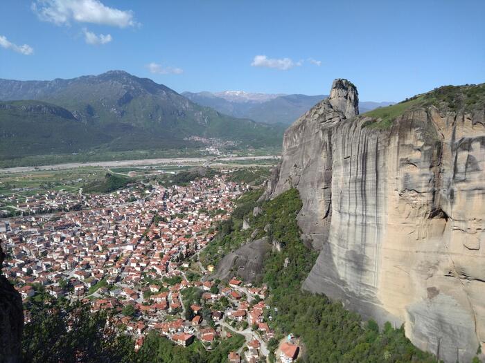 ここから見下ろす赤い屋根のカランバカの街の眺望は素晴らしい