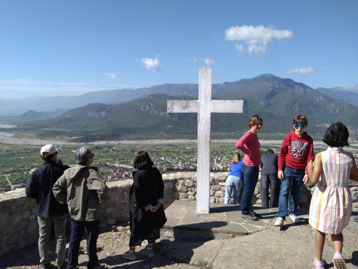 白い十字架が映えるアギア・トリアダ修道院