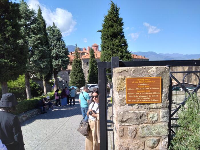 唯一階段がなく、橋をわたってすぐ行けるのが有難いアギオス・ステファノス修道院