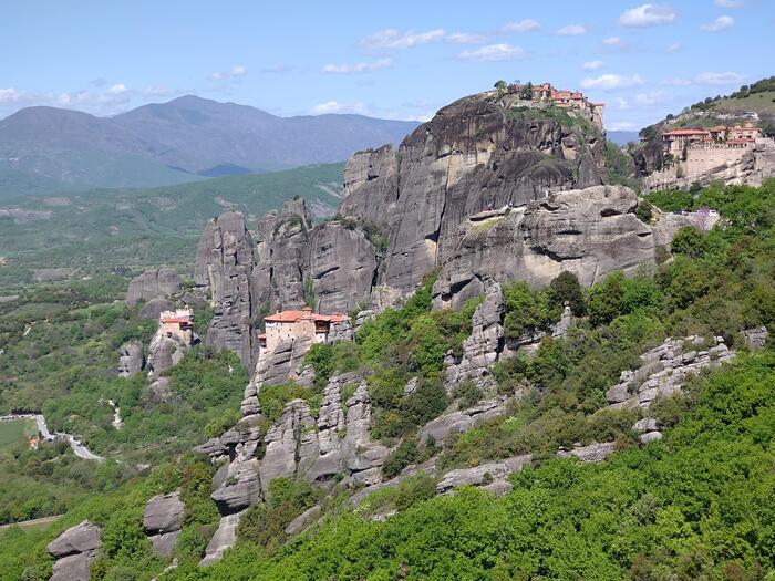 ルサヌーのビューポイントから４つの修道院が見える一番左がアギオス・ニコラオス