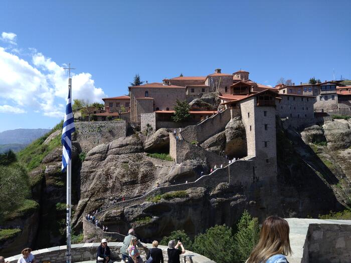 幅広い岩という意味のプラティ・リソスの上に建てられた大規模な修道院