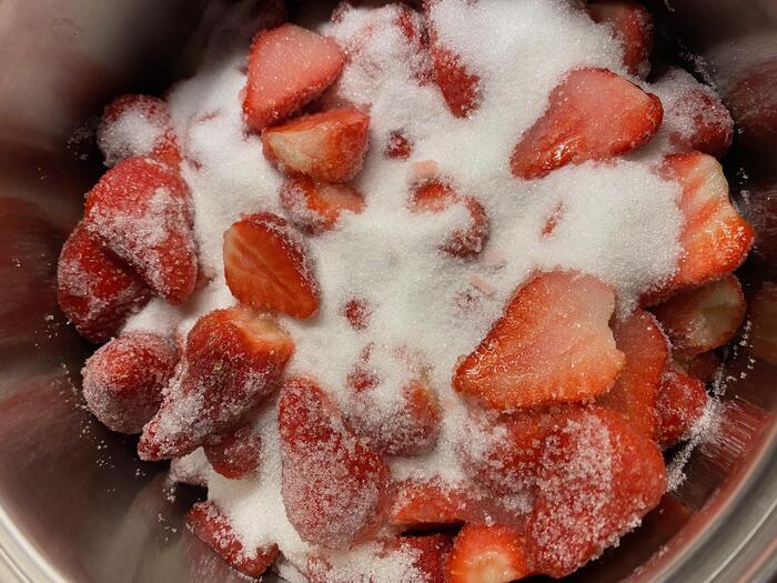 砂糖をまぶしたイチゴ