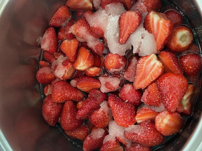 砂糖をまぶして一晩置いたイチゴ