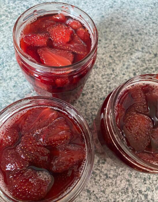 瓶詰めしたイチゴ