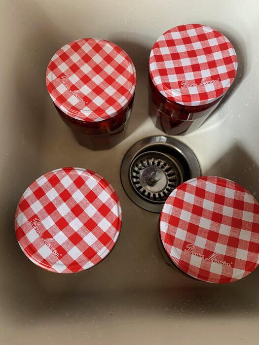 冷やすためにシンクに入れたイチゴを詰めた瓶