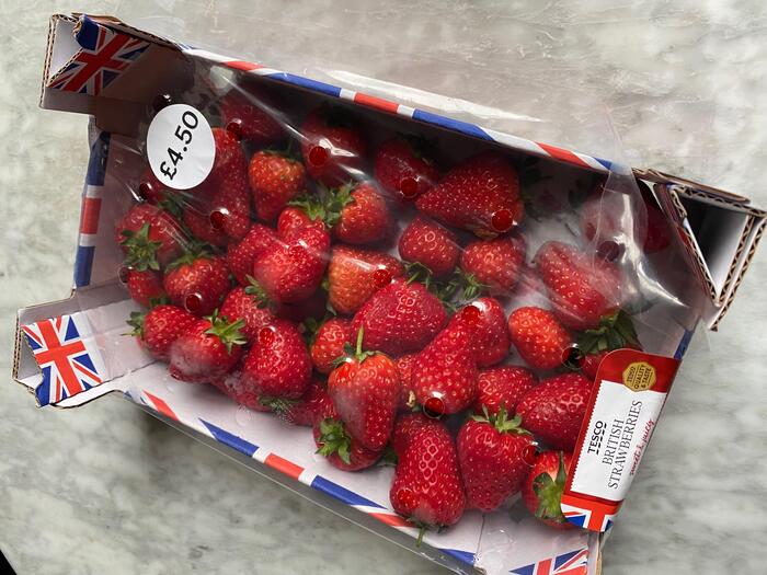 ユニオン・ジャックの箱に入ったイギリス産苺