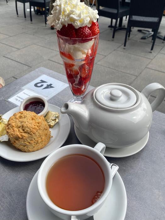 Blaketysideのイチゴパフェとスコーン