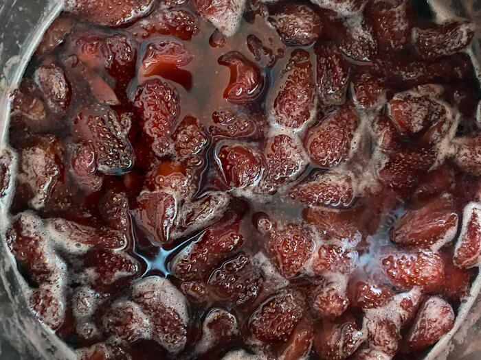 アクを取ったイチゴ