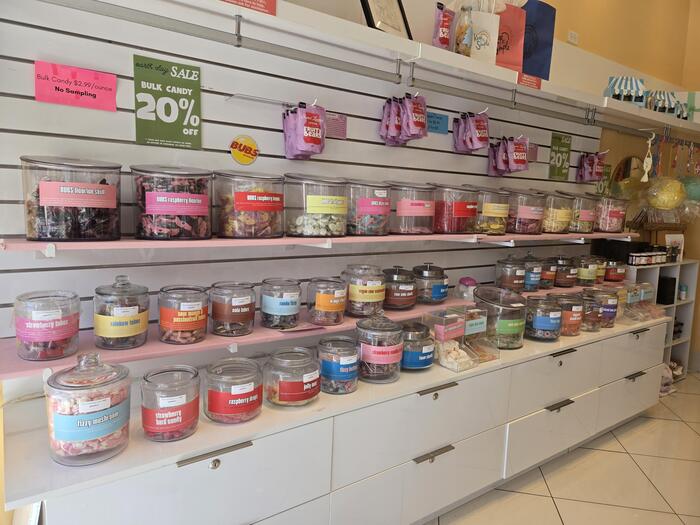 色とりどりのキャンディーやグミ