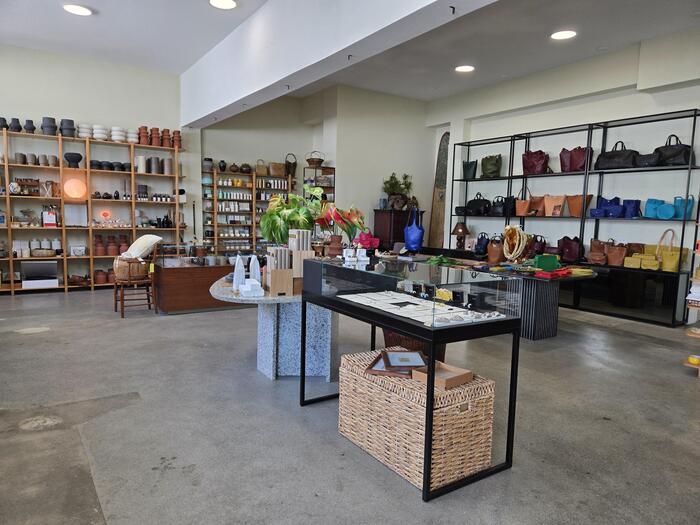 インテリア小物から鞄、衣料、アクセサリーなど