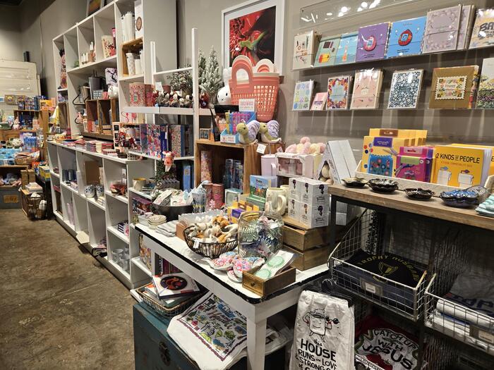 商品は定期的に入れ替わる、いつ訪れても新しい発見がある店内