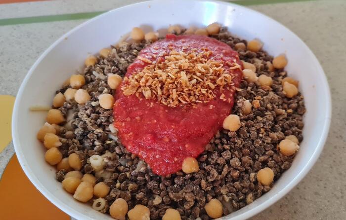 ＜トマトソースをかけてこれから混ぜます＞