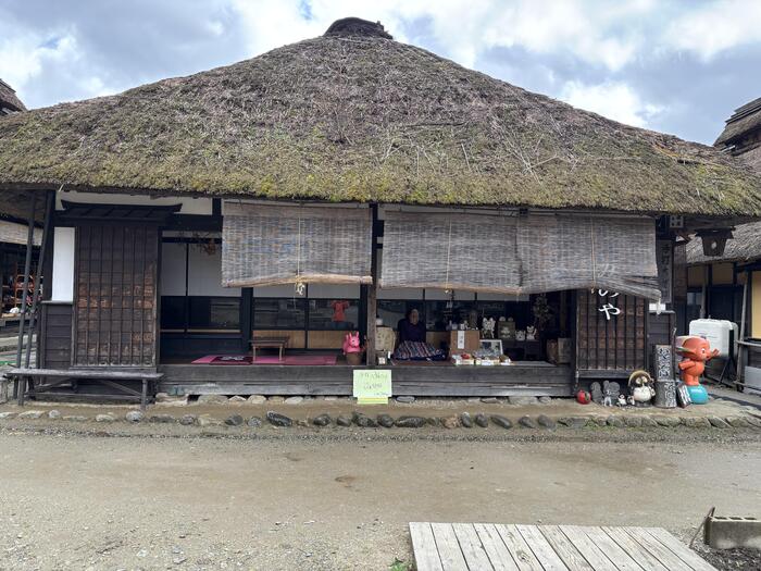 大内宿には瓦葺屋根の民家が立ち並びます。