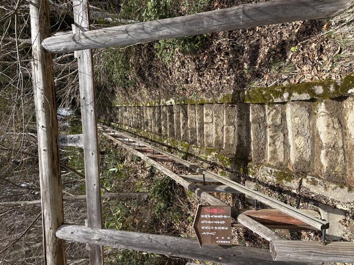 急な階段　鳥居