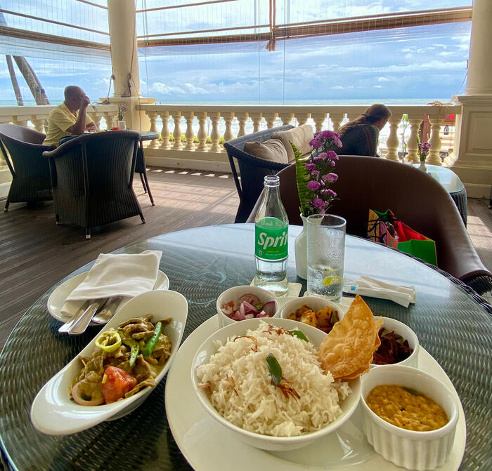 ブッフェ形式のランチからアラカルト料理