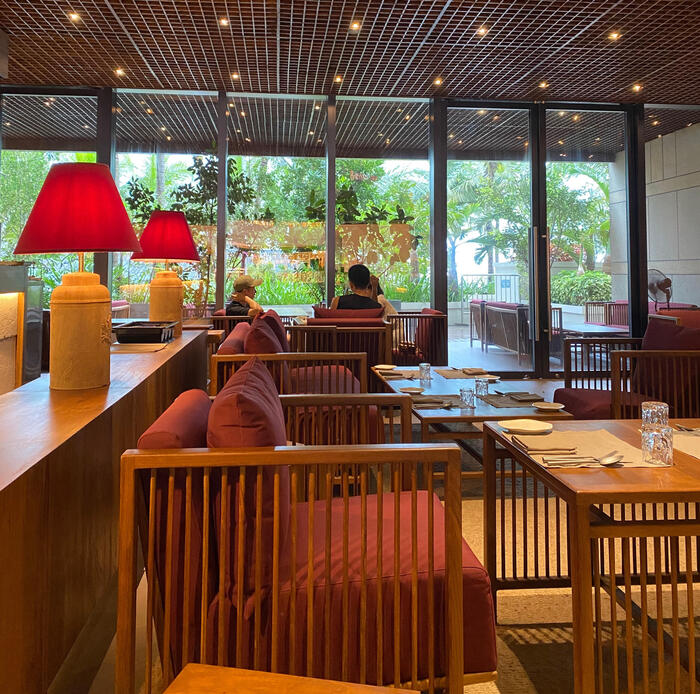 茶色を基調としたシックな店内