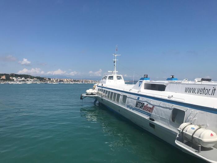 ポンツァ島へのフェリー