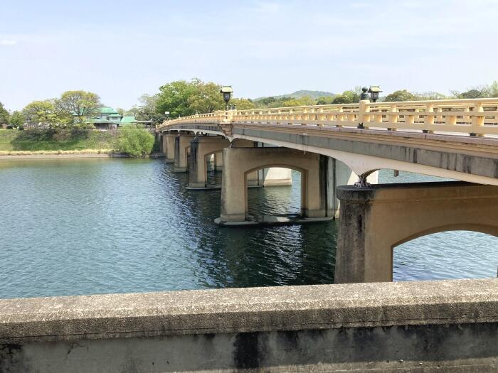 鶴見橋を渡って岡山後楽園へ