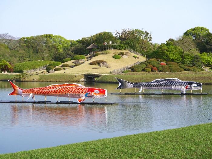芝生に覆われた園内。端午の節句の間近に訪れたら、池でこいのぼりがお出迎え