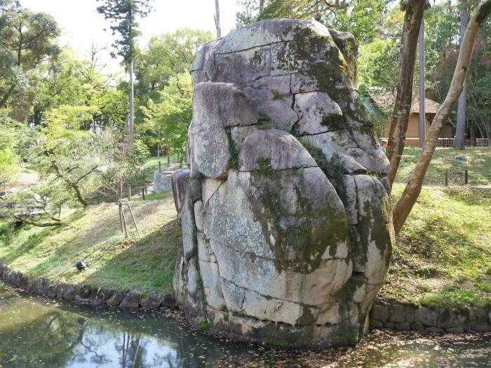 これぞ大名庭園...という雰囲気の巨大な大立石