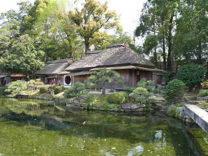 池に面して建つ廉池軒