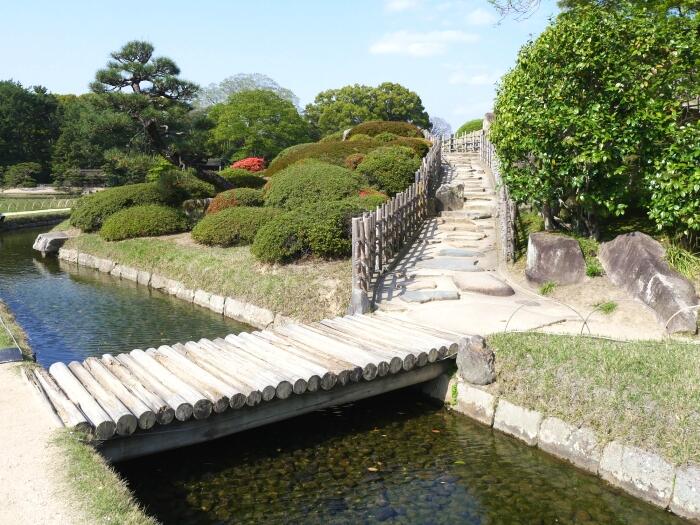 頂上への階段。左手の斜面には咲き始めたツツジが.