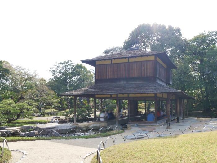 建物の中を水路が通る流店