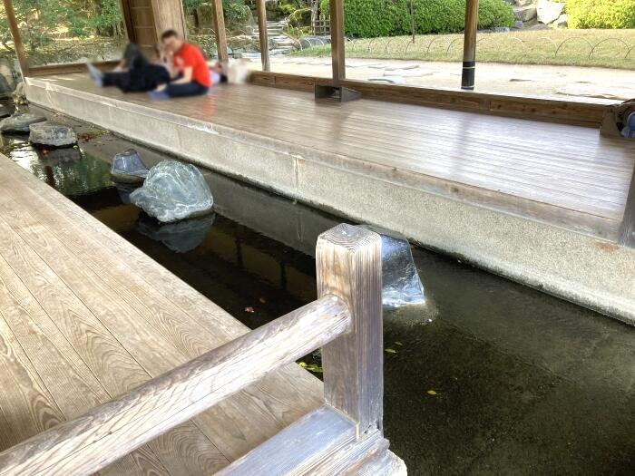 水を眺めながら憩いの時間を過ごせる板の間