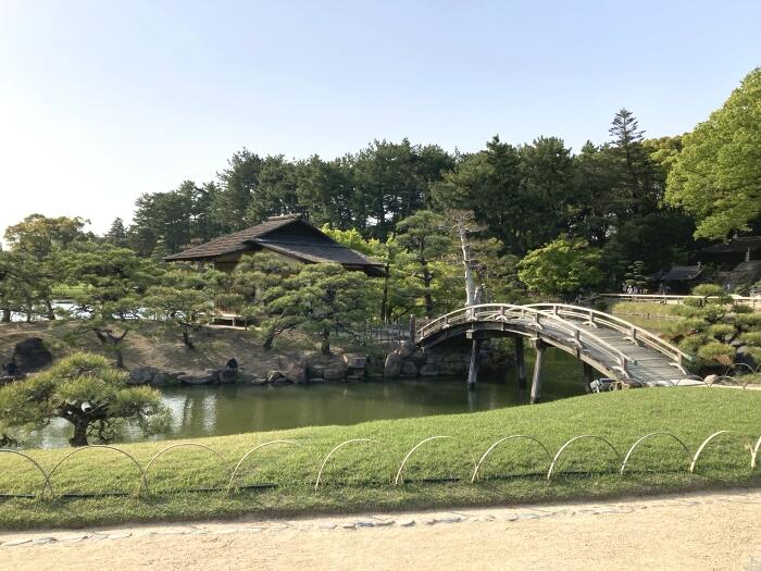 太鼓橋で渡る中の島