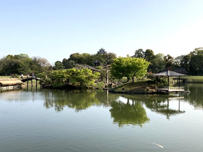 沢の池の右には釣殿のある御野島、奥に唯心山や岡山城が見える