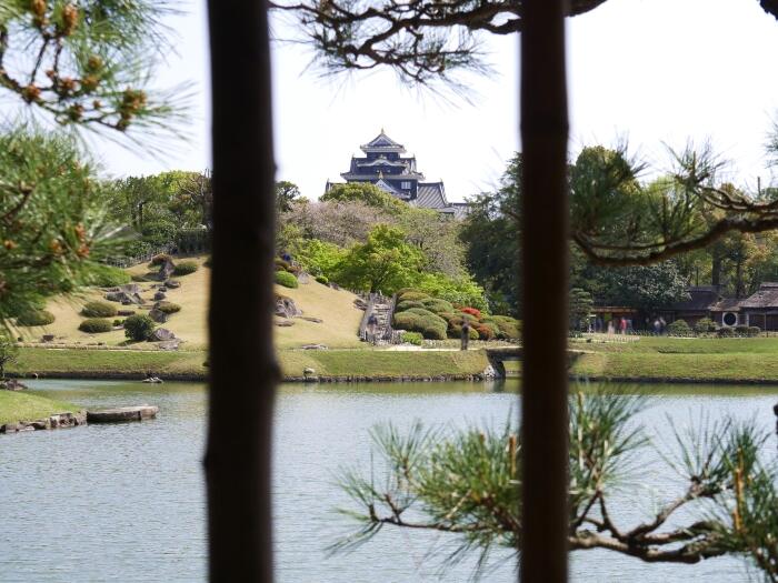 格子窓越しに見る沢の池と岡山城