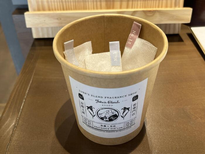 香りを試し、3種類のフレグランスを選びます