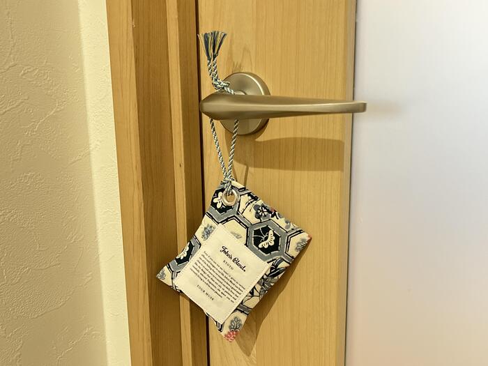 サシェをドアノブにかけると出入りするたびにふわっといい香りに