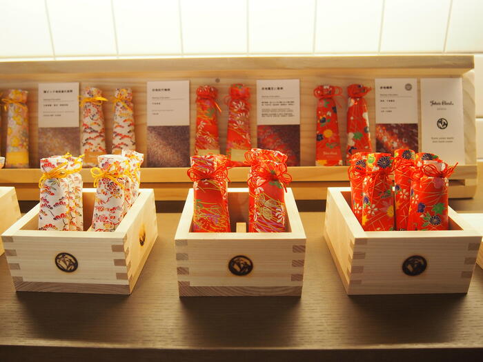 友禅和紙でラッピングされたハンドクリーム