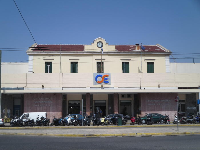 長距離鉄道の駅、地下鉄の赤ラインで行ける。