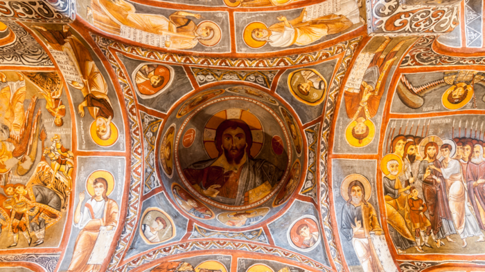 ＜暗闇の教会のフレスコ画＞