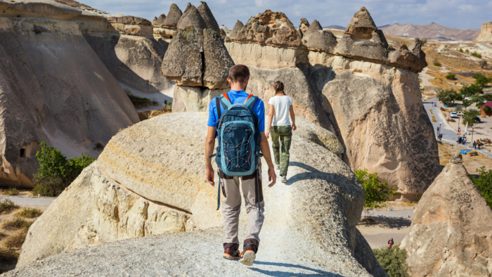 ＜渓谷をトレッキング＞