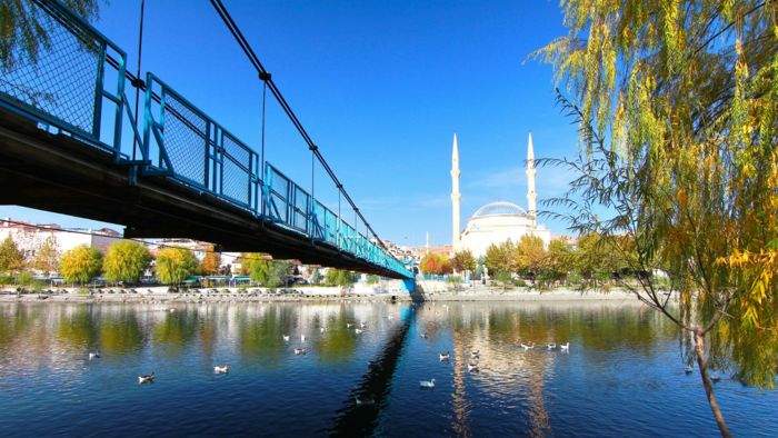 赤い河の辺のアヴァノスの町