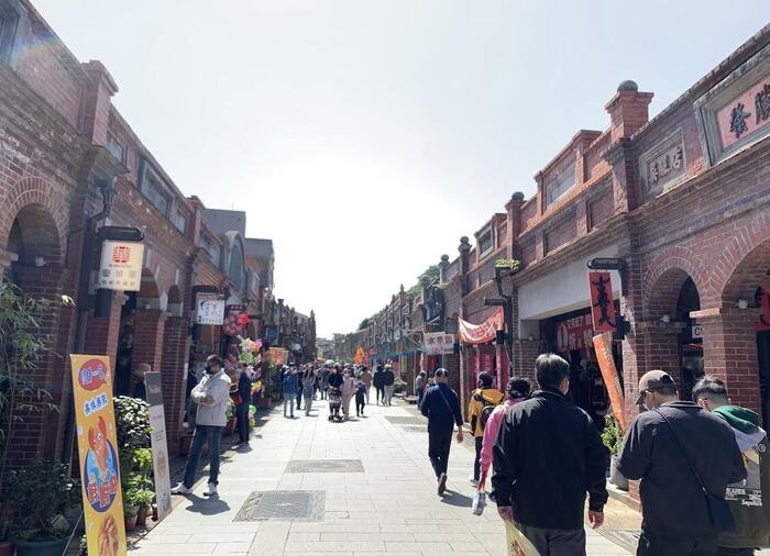 有名な観光地は多くの観光客で賑わっています