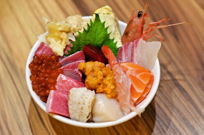 たくさんの具がのった「綜合黑鮪魚丼