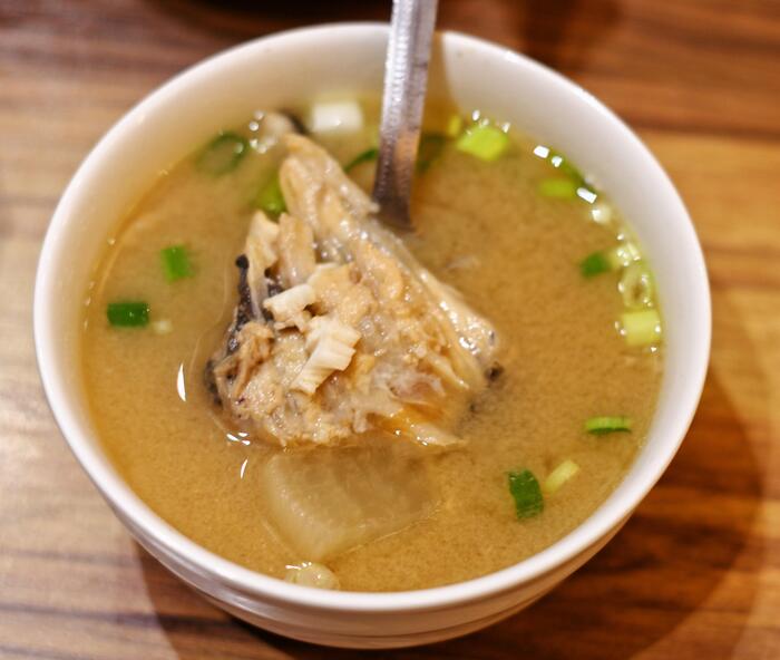 魚などの具がたっぷり入った味噌汁