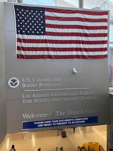 入国審査　出口