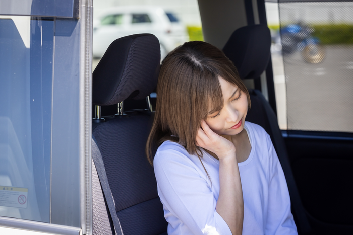 車の中で体調を崩した女性