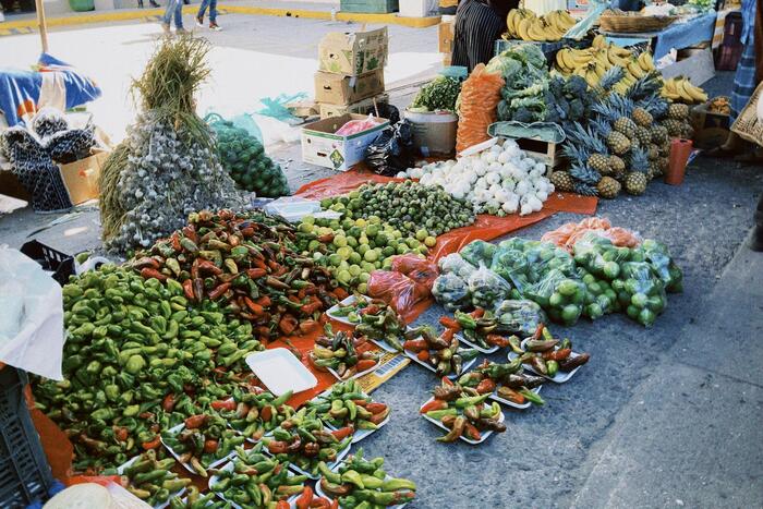 ＜メキシコ料理に欠かせないチリがたくさん売られている＞
