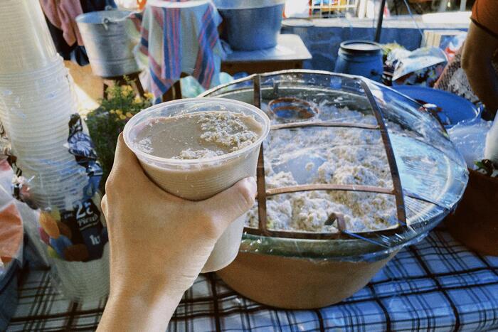 ＜細かいモコモコが特徴。地元の女性が手でかき混ぜながら提供してくれる＞