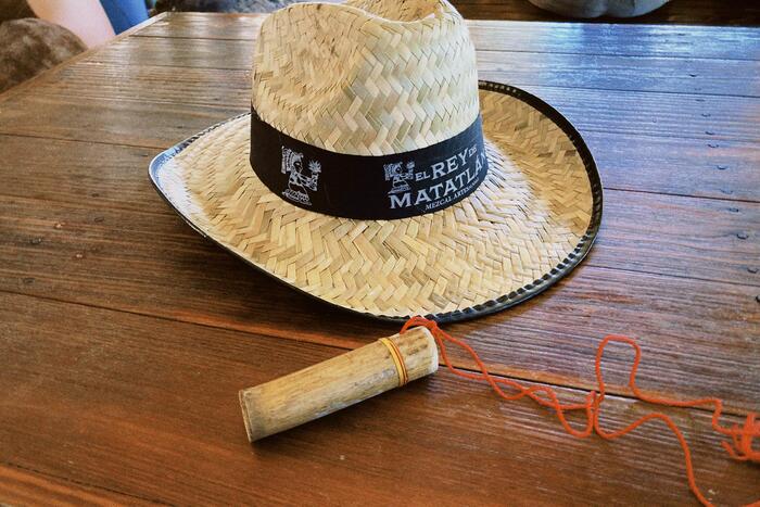 ＜日差しが暑いオアハカ。ツアー開始時に試飲用のカップとハットが貰える。＞